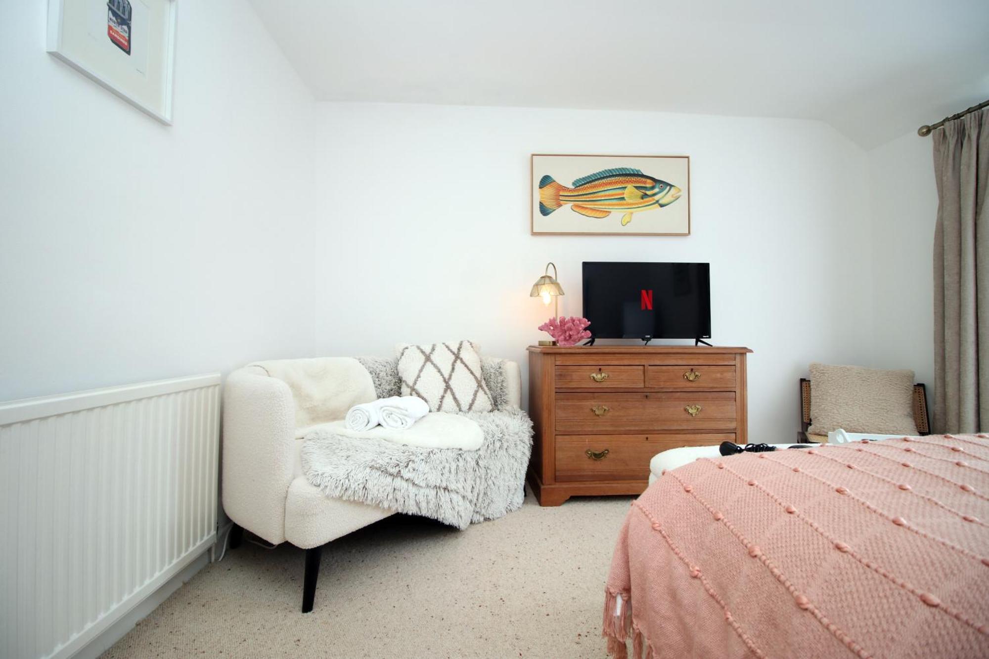 Little Gem In The Mumbles! Fishermans With Log Burner, Dog Friendly And Welcome Breakfast Hamper! *
