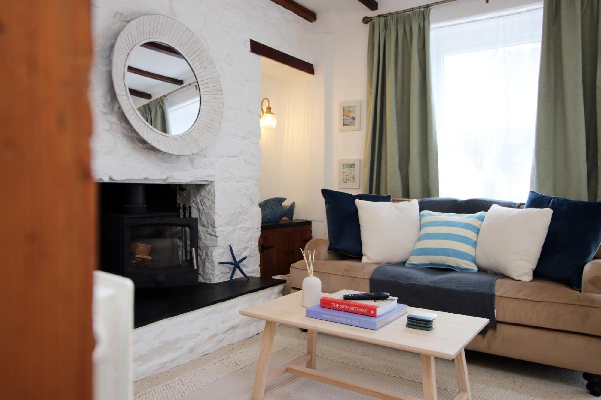 Little Gem In The Mumbles! Fishermans With Log Burner, Dog Friendly And Welcome Breakfast Hamper! *